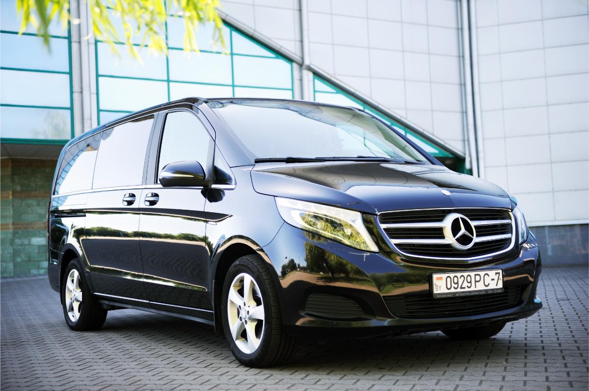 Luxusautos auf beige Hintergrund

