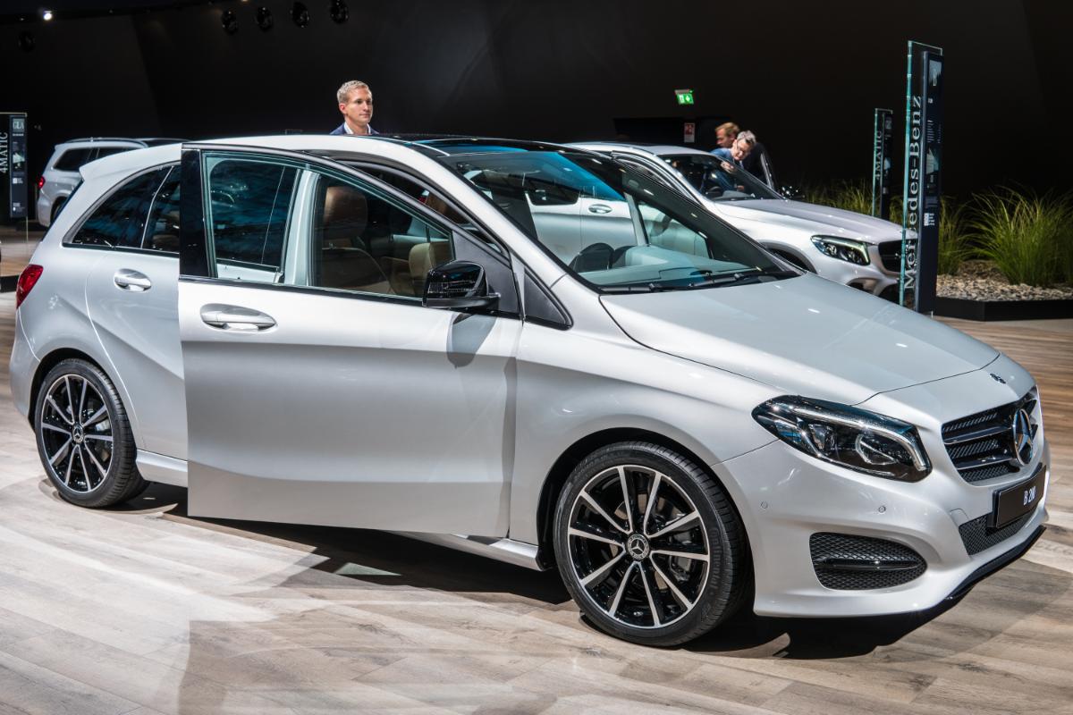 Luxusautos auf beige Hintergrund

